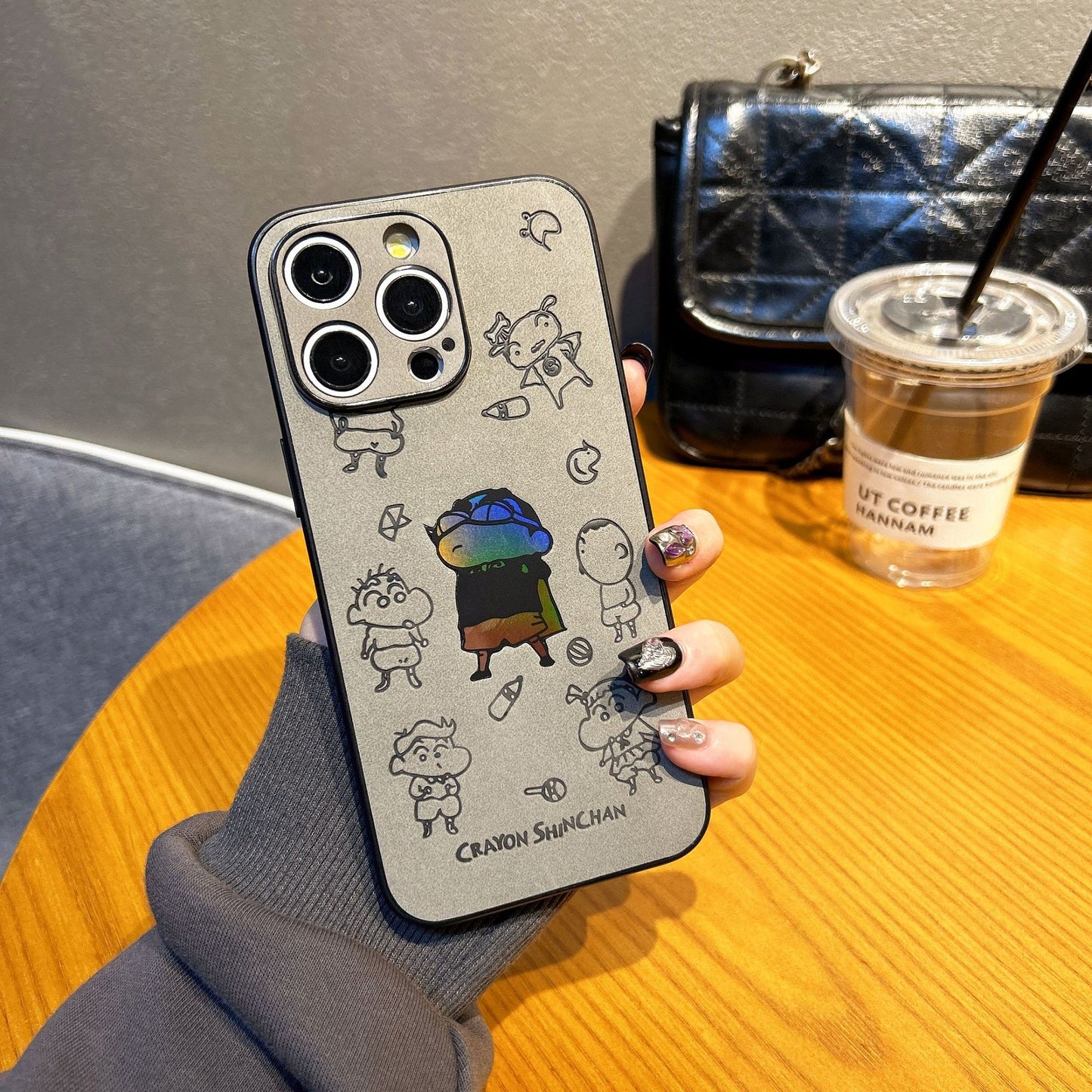 COQUE TELEPHONE EN SILICONE MOTIFS EN RELIEF COMPLEXES