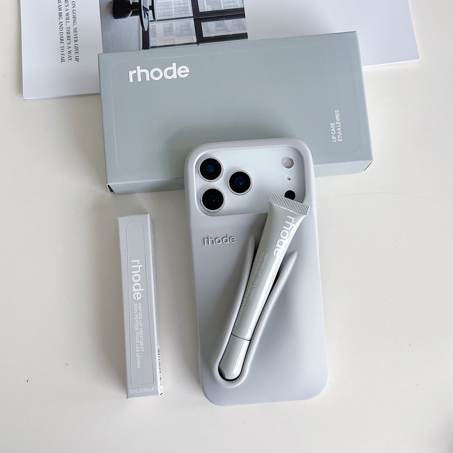 ETUI TELEPHONE EN FORME DE ROUGE A LEVRES