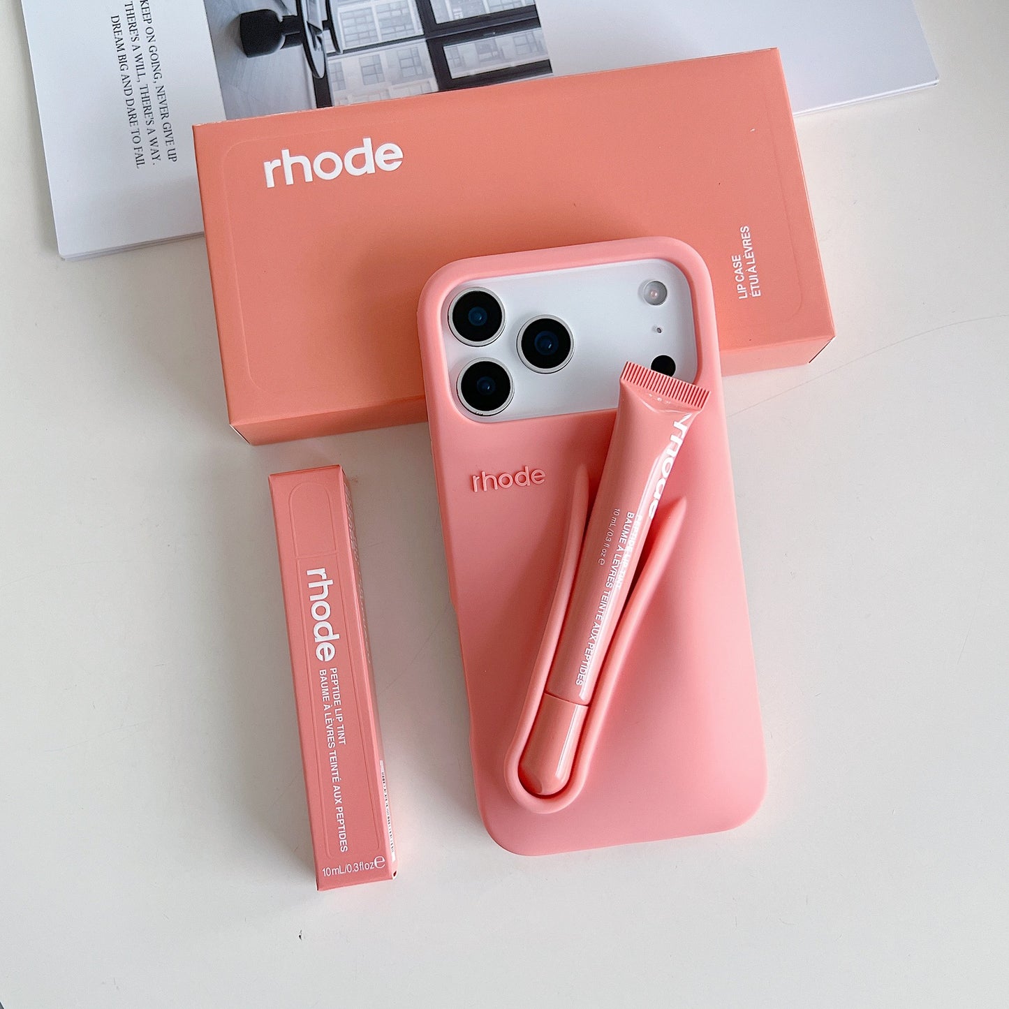 ETUI TELEPHONE EN FORME DE ROUGE A LEVRES