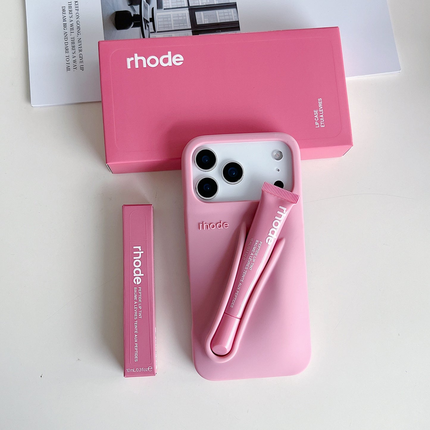 ETUI TELEPHONE EN FORME DE ROUGE A LEVRES