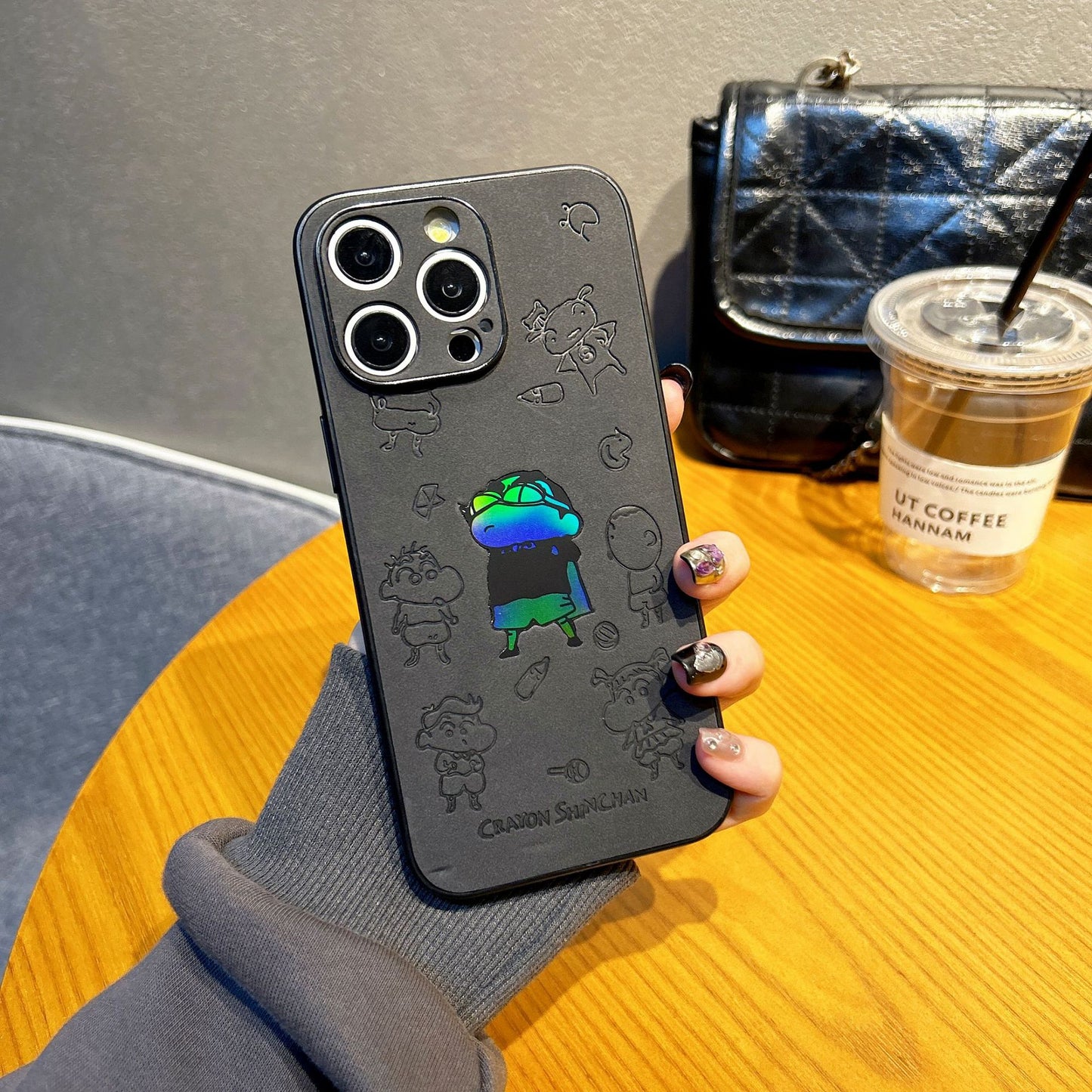 COQUE TELEPHONE EN SILICONE MOTIFS EN RELIEF COMPLEXES