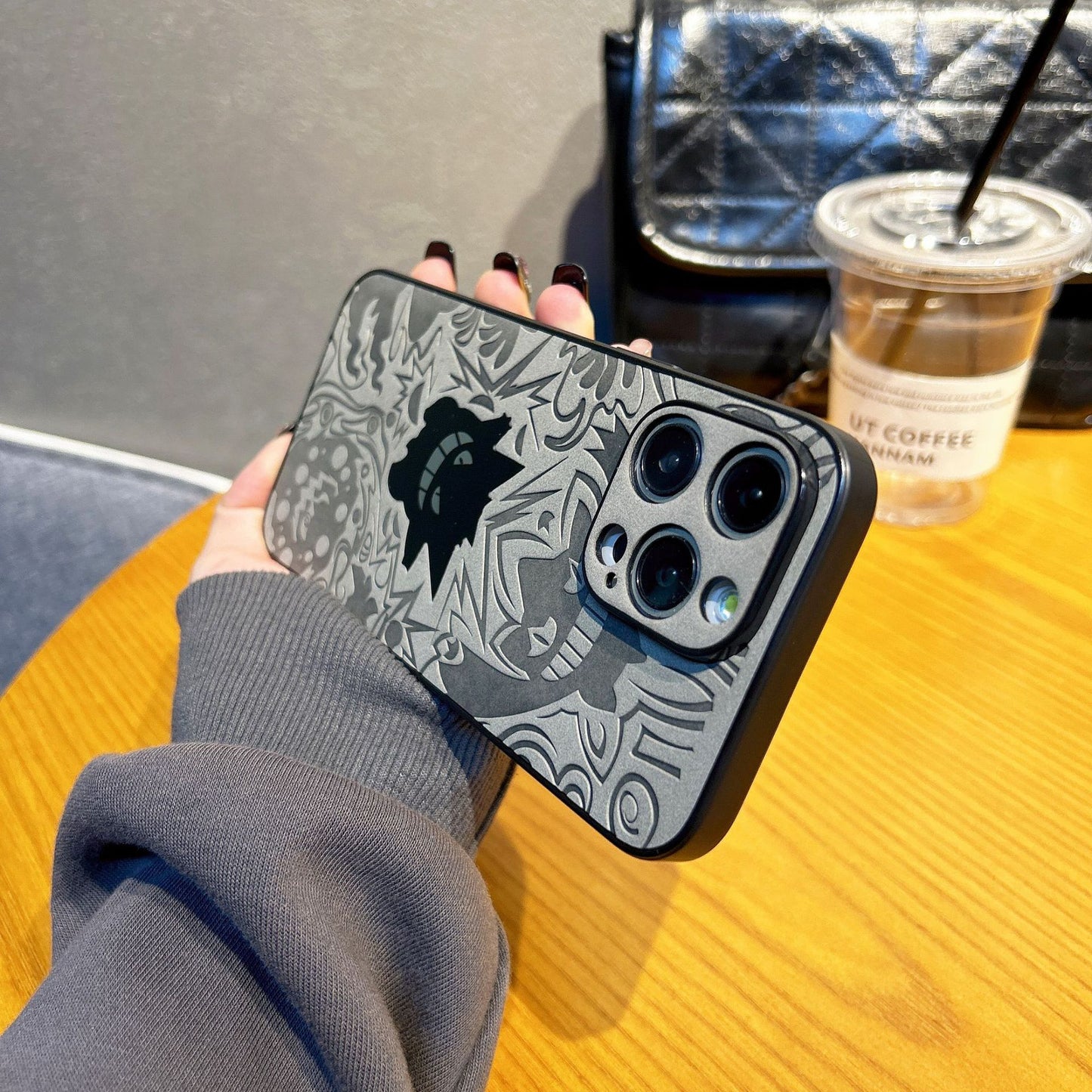 COQUE TELEPHONE EN SILICONE MOTIFS EN RELIEF COMPLEXES