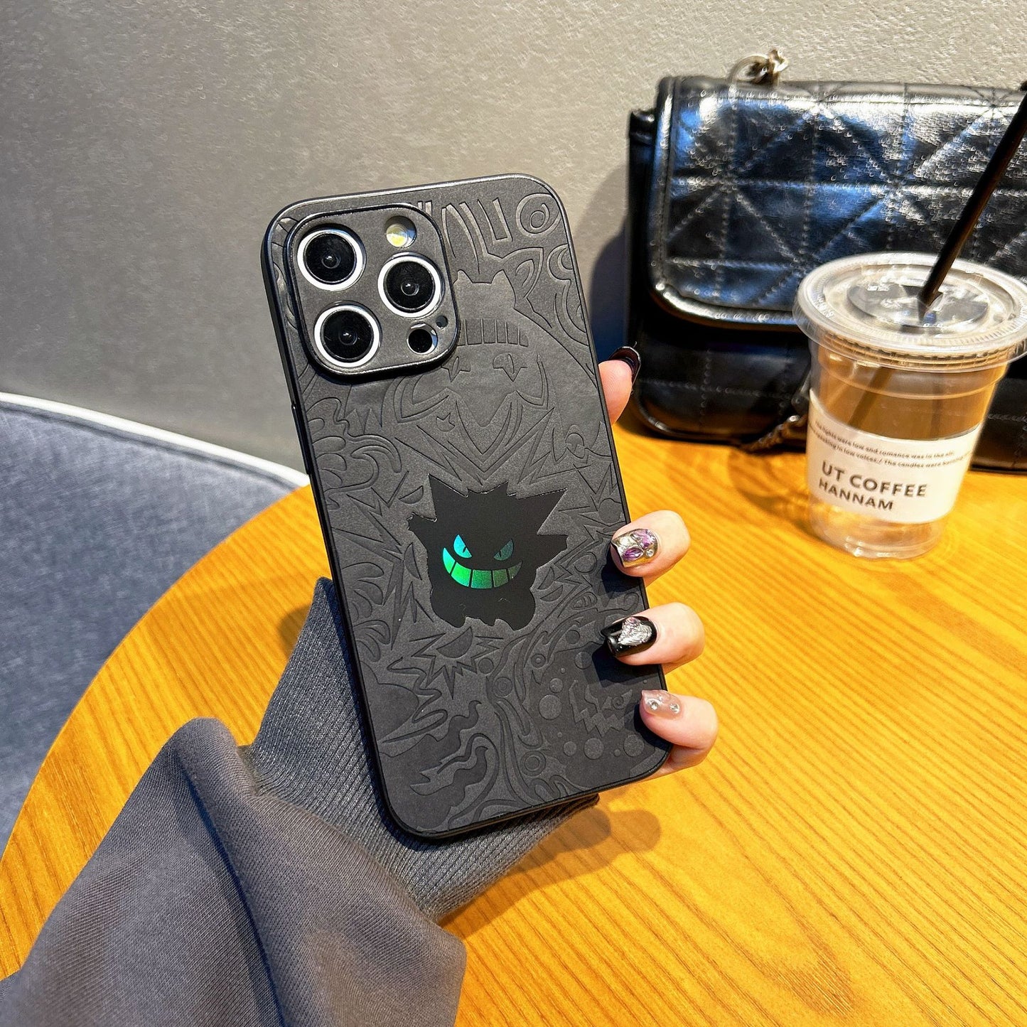 COQUE TELEPHONE EN SILICONE MOTIFS EN RELIEF COMPLEXES