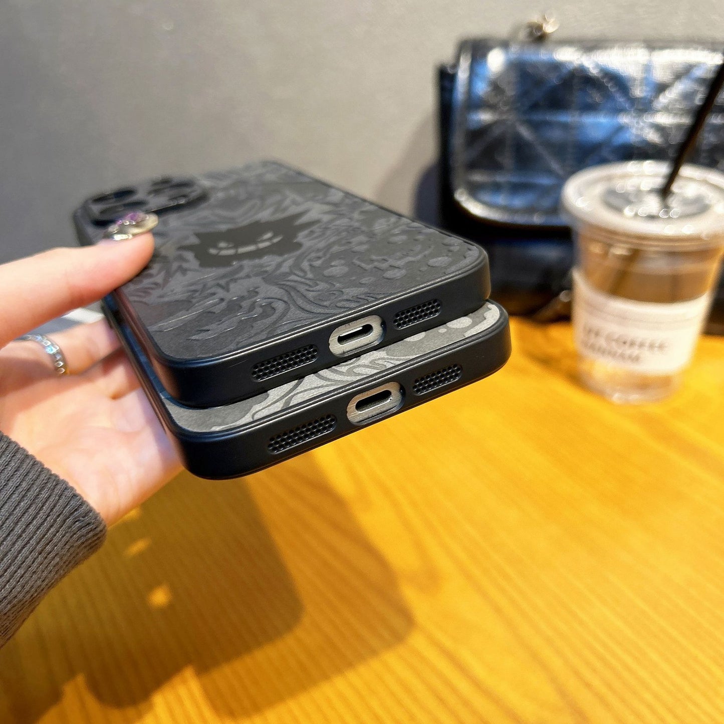 COQUE TELEPHONE EN SILICONE MOTIFS EN RELIEF COMPLEXES